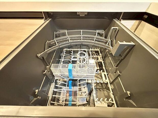 食器洗浄乾燥機を標準装備。作動中は他の家事を並行して進めることができ、家事の時短と負担軽減につながります。高温、高圧水流で洗浄するため、除菌・消臭効果が期待でき、衛生面での安心感が高まります。また、手
