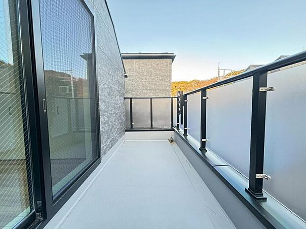 陽の光に照らされるバルコニーを、爽やかな涼風が吹き抜けていきます。