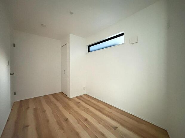 広々した納戸は、充分な収納スペースを確保しており、多目的にお使いいただける便利な空間です。