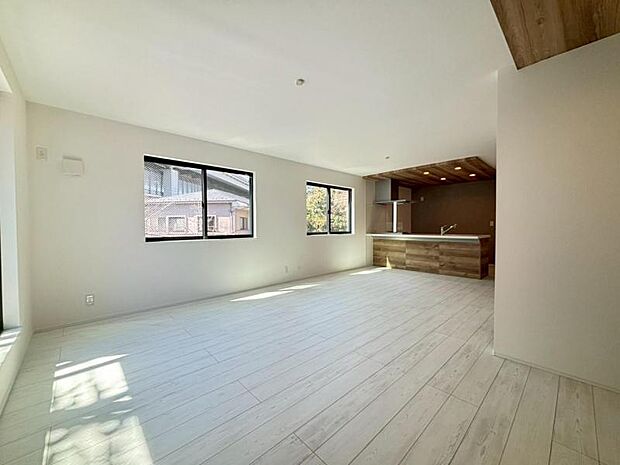 大きなソファを置いてゆったりとご生活頂けるリビング。家族が集まる場所だからこそゆったりとした空間を実現しています。