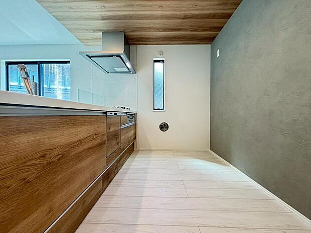 広々としたキッチンスペース。収納力のあるキッチンは料理が捗ります。カップボートや冷蔵庫を置いても十分なスペースができます。