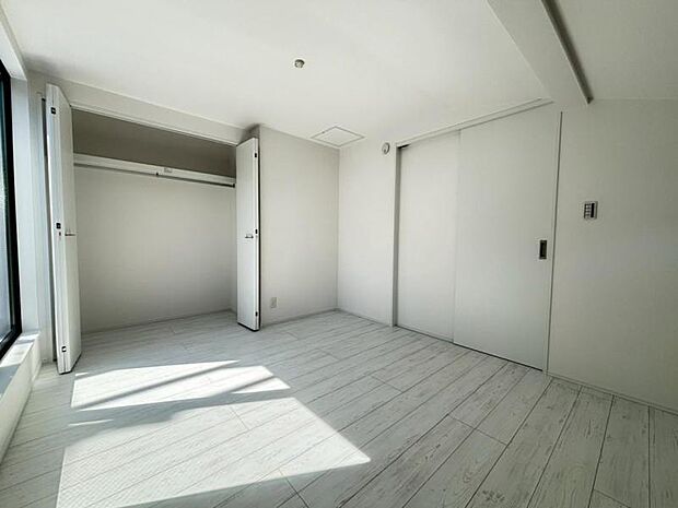 大きな窓からたっぷりと陽光が注がれる明るい空間。日々の疲れを癒してくれる主寝室。