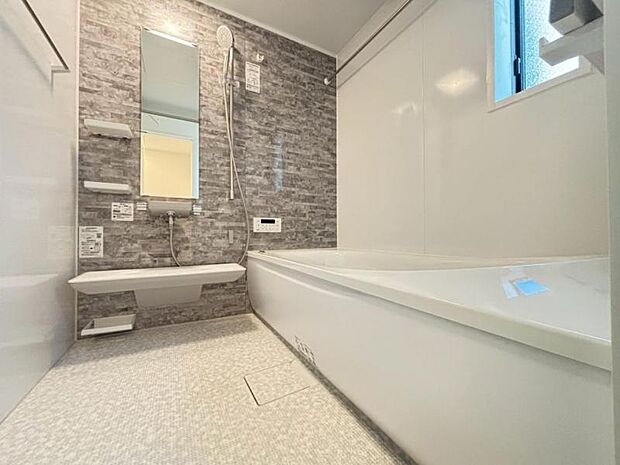 1日の疲れを癒し、快適に過ごして頂くためにゆったりサイズのバスタブを用意しました。浴室乾燥機付きで雨の日の洗濯も可能です。