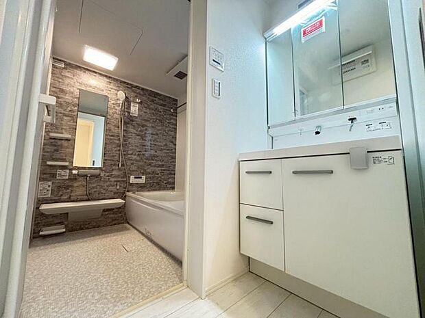 三面鏡の付いた洗面化粧台は、鏡面裏側にも機能的な収納を配置。普段使いの洗面小物やスキンケア用品などが衛生的に保管できます。