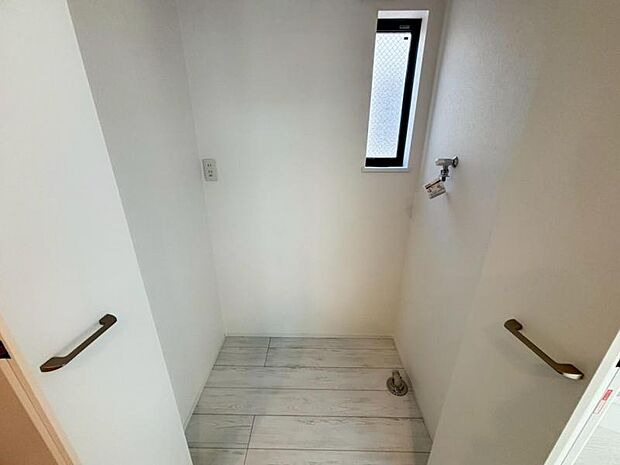 リビング横には、空間を効率的に利用し洗濯機置場スペースをご用意しました。