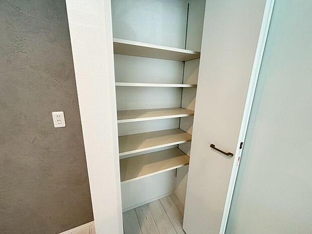 パントリーには、食品や飲料のほか、日常使う頻度の少ない調理器具や什器類をストックできます。