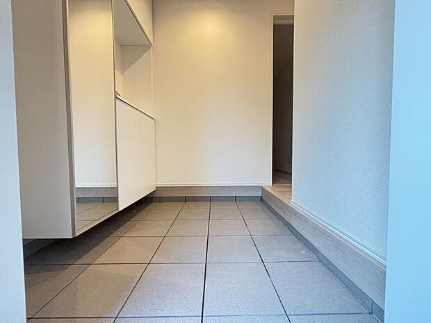 シューズボックスについている鏡は靴を履いた全身を写せるので外出時の最終チェックに最適です。