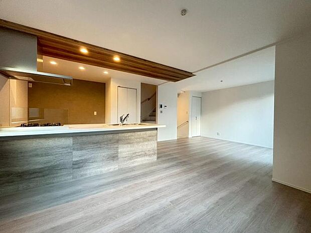 くつろげるリビングは話に夢中になりすぎて、ついつい時間を忘れてしまう。そんな束の間の幸せを感じさせてくれる場所です。