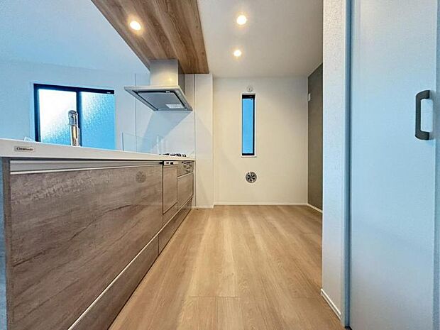 リビング全体が見渡せる対面式システムキッチン。食事の用意をしながら家族との会話も弾み笑顔溢れる空間です。