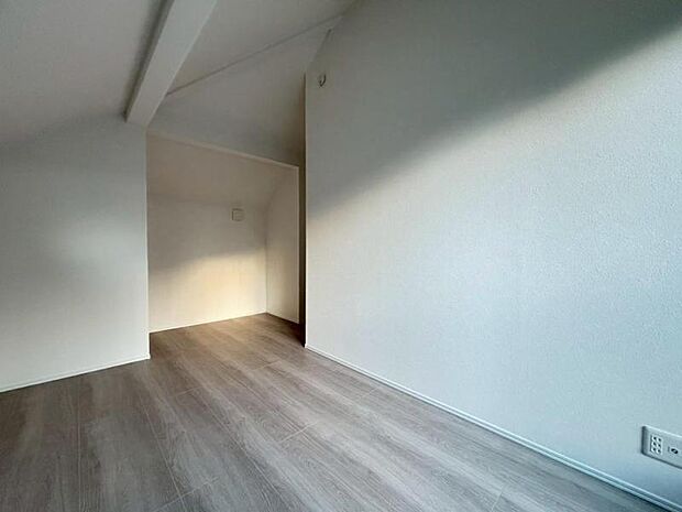 日々の疲れを癒してくれる主寝室。自由度が高いので家具のレイアウトでお好みの空間を創りだせます。