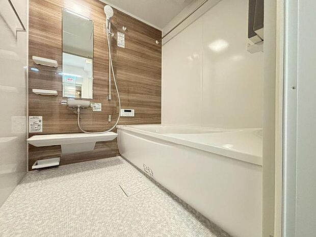 1日の疲れを癒してくれる広々とした浴室は癒しの空間。雨のお洗濯に威力を発揮する「浴室換気乾燥機」完備。