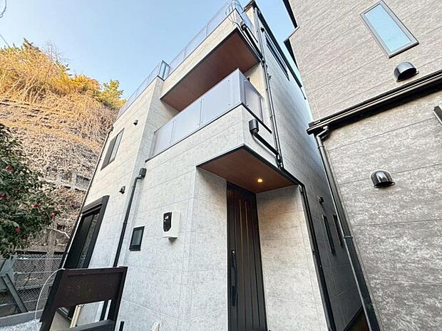 街に溶けこみ美しい景観を生み出すこの邸宅は、採光や風通しまで考え抜いて造りあげました。