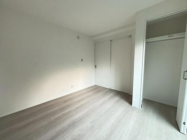 広々した納戸は、充分な収納スペースを確保しており、多目的にお使いいただける便利な空間です。