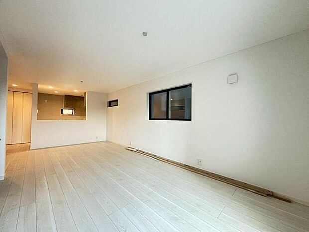 ゆったり19.7帖の広々リビング。明るさと風が入る窓配置が安らげる空間を演出します。