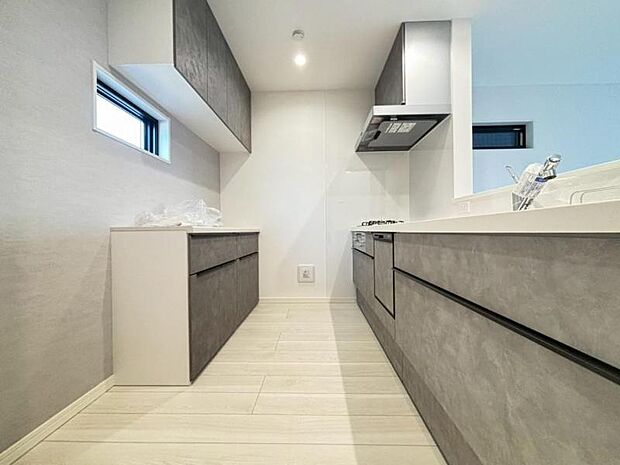 洗練されたデザインの備え付けの棚は、家族の食器入れや、ちょっとした作業スペース、大きなお鍋の収容にと大活躍しそうです。