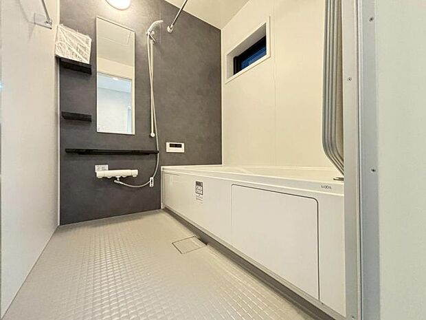 浴槽は跨ぎやすいよう配慮されており、シャワーヘッドの位置も変えられる、使い勝手の良い浴室です。