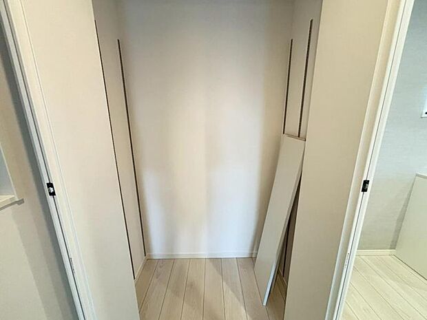 パントリーには、食品や飲料のほか、日常使う頻度の少ない調理器具や什器類をストックできます。