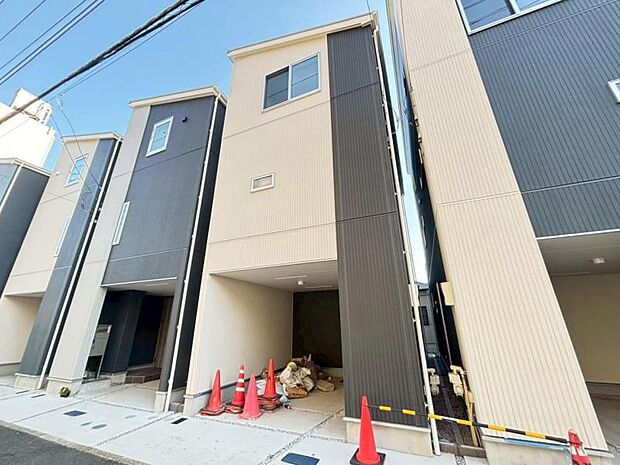 主張し過ぎないシャープなフォルムで佇む邸宅は、完成形の姿を見せてくれます。