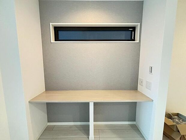 リビング横にカウンタースペースを設置。お子様の学習の場、調べものをする場所などにご利用できます。