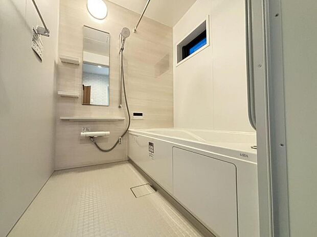 美しいツヤとなめらかな肌ざわり。水や汚れをはじき汚れにくくお掃除ラクラクの浴槽です。シャワーヘッドの位置が変えられるので使い勝手がとても良いです。