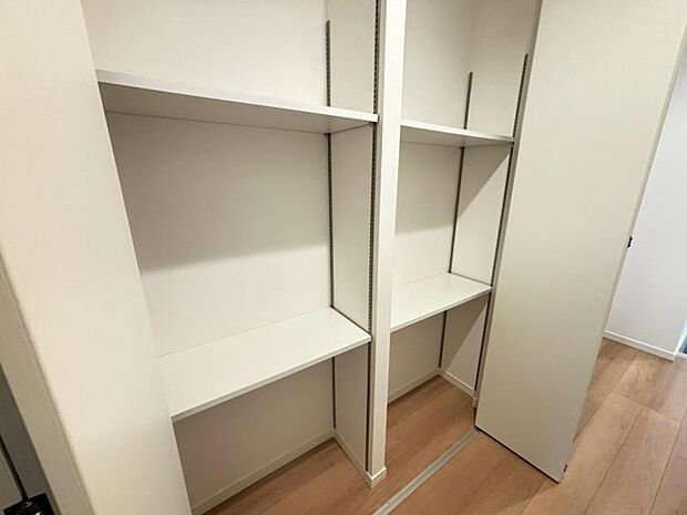 空間を効率的に利用し収納スペースを確保。多目的にお使いいただける便利な空間です。