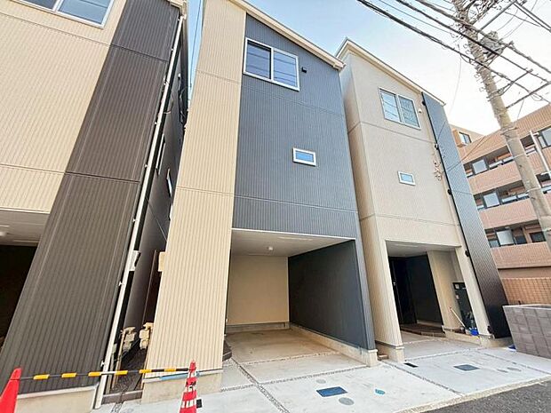 街に溶けこみ美しい景観を生み出すこの邸宅は、採光や風通しまで考え抜いて造りあげました。