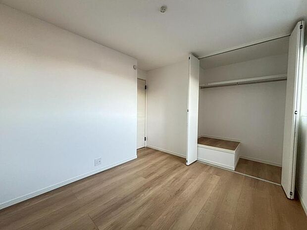 家族個々の安らぎの空間。誰もが好みで飾れるシンプルな室内に仕上げてあります。