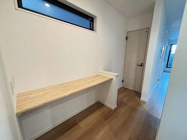 リビング横にカウンタースペースを設置。お子様の学習の場、調べものをする場所などにご利用できます。