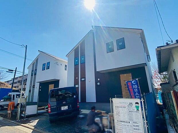 ご両親や友人・知人が訪ねてきても大丈夫。駐車スペース3台分（車種による）を確保してあります。（2026.3.7撮影）