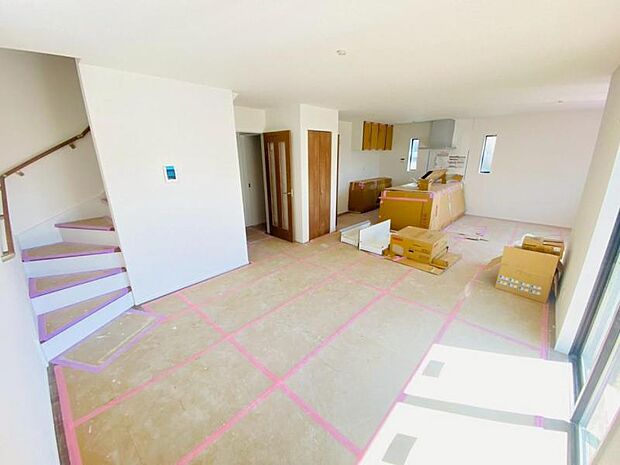 動線を繋ぐリビングイン階段で開放的な室内に挨拶の声が元気に響きます。（2026.3.7撮影）