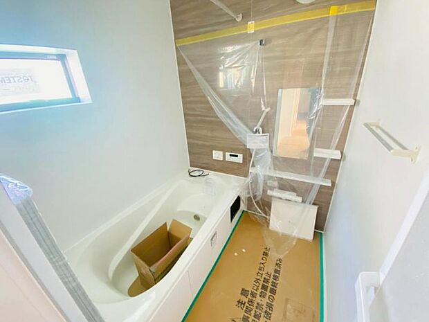 清潔感と和らぎあるカラーで統一し、ゆったりお使い頂ける柔らかな曲線で構成された、半身浴も楽しめるバスタブが心地よさをもたらします。（2026.3.7撮影）