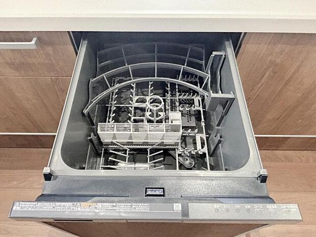 食器洗浄乾燥機を標準装備。作動中は他の家事を並行して進めることができ、家事の時短と負担軽減につながります。高温、高圧水流で洗浄するため、除菌・消臭効果が期待でき、衛生面での安心感が高まります。また、手