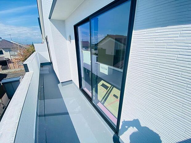 太陽の光と共存するライトカラーのバルコニー。2部屋をまたぐ広さは、梅雨時の貴重な晴れの日もまとめて干せる程の余裕があります。（2026.3.7撮影）