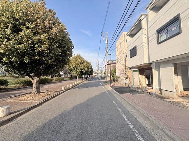 前面道路は約8mございます。毎日のお車の出し入れもストレスなく行えます。(2026.3.9撮影)