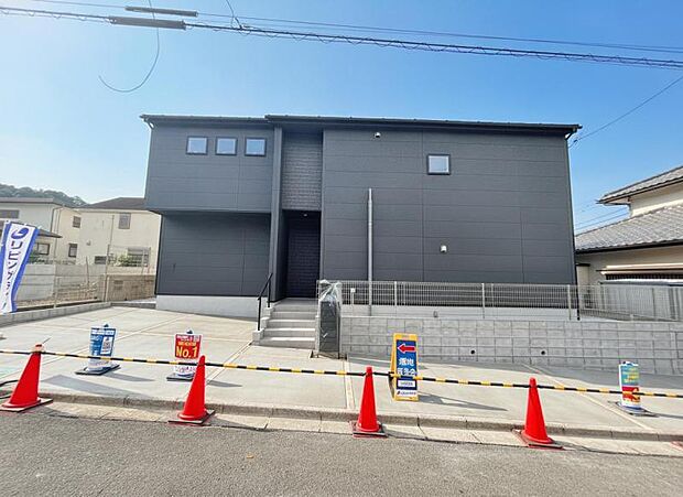 素材の持つ独特な存在感により「永く住み続ける住まい」にふさわしい住宅が完成しました。