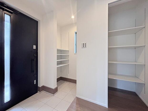 清潔感のある空間を保てるよう、収納スペースを広く設けていますので、玄関をスッキリ綺麗な空間に纏めます。