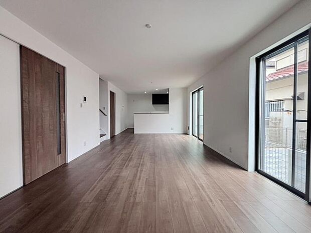 ゆったり20帖の広々リビング。明るさと風が入る窓配置が安らげる空間を演出します。