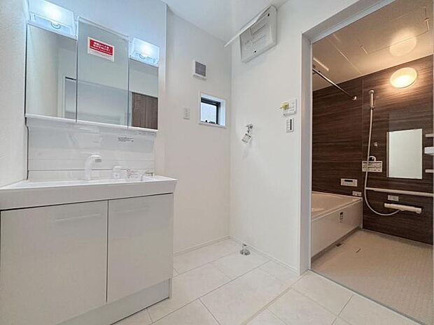 清潔感と機能性を備え、一日の始まりと終わりを心地よく演出してくれるパウダールームです。