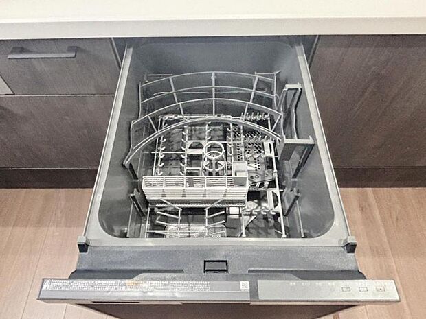 食器洗浄乾燥機　食器の後片付けに便利な食器洗浄乾燥機を標準装備。ビルトインタイプなので見た目もスッキリ、特に共働き世帯のご家族には必須品です。