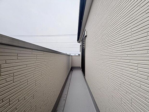 陽の光に照らされるバルコニーを、爽やかな涼風が吹き抜けていきます。