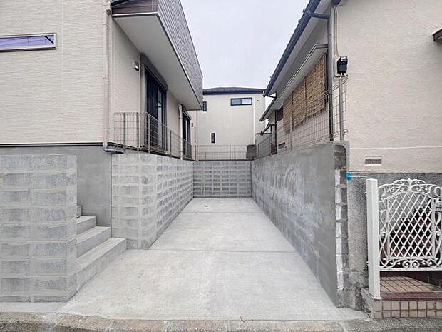 建物につながる駐車スペース。重いものの、荷物の出し入れも安心です。