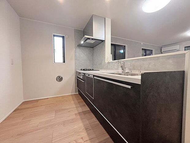 リビング全体が見渡せる対面式システムキッチン。食事の用意をしながら家族との会話も弾み笑顔溢れる空間です。