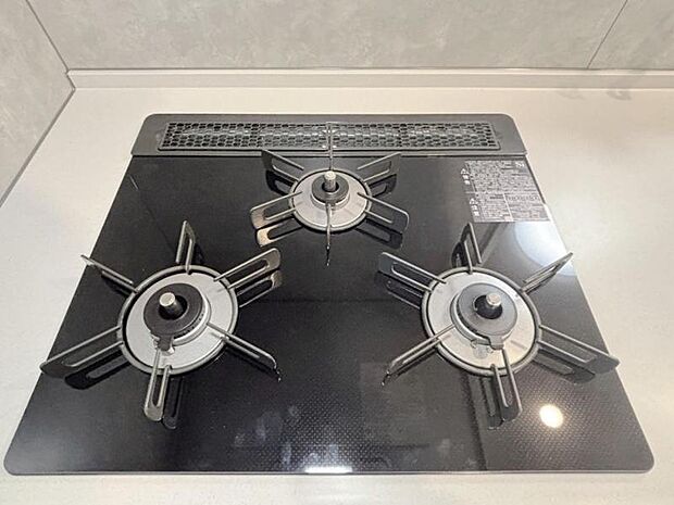 料理の幅を拡げてくれる三口コンロの使いやすいシステムキッチンを採用。