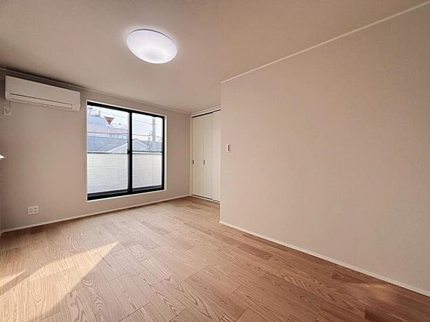 大きな窓からたっぷりと陽光が注がれる明るい空間。時を忘れて過ごす場所として過ごせるお部屋です。