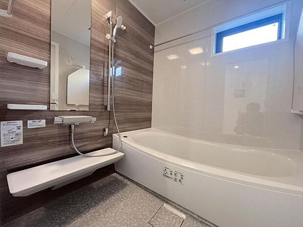 美しいツヤとなめらかな肌ざわり。水や汚れをはじき汚れにくくお掃除ラクラクの浴槽です。シャワーヘッドの位置が変えられるので使い勝手がとても良いです。