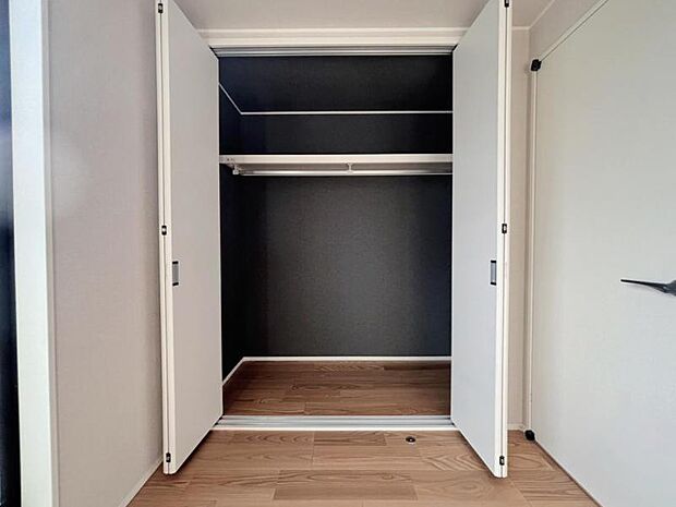 各居室にクローゼットがあり、洋服ダンスなどを置く必要がないのでお部屋を広く使えます。