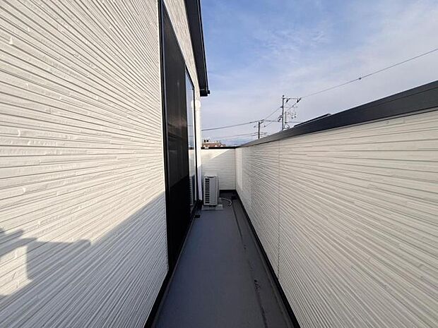 使い易いバルコニー。やわらかな陽射し・心地よい風。どこまでも広がる空の下、限りない開放感を味わえる空間です。