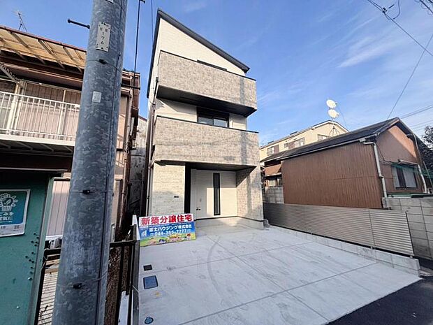 ご両親や友人・知人が訪ねてきても大丈夫。駐車スペース2台分(車種による)を確保してあります。