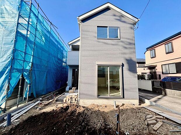 爽やかな青空の下に贅沢なほどに降り注ぐ陽光、豊かな居住性とクオリティが見事に調和した住空間は、住まうことの喜びを感じさせてくれます。(2026.3.12撮影)