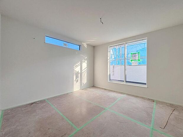 大きな窓からたっぷりと陽光が注がれる明るい空間。自由度が高いので家具のレイアウトでお好みの空間を創りだせます。(2026.3.12撮影)